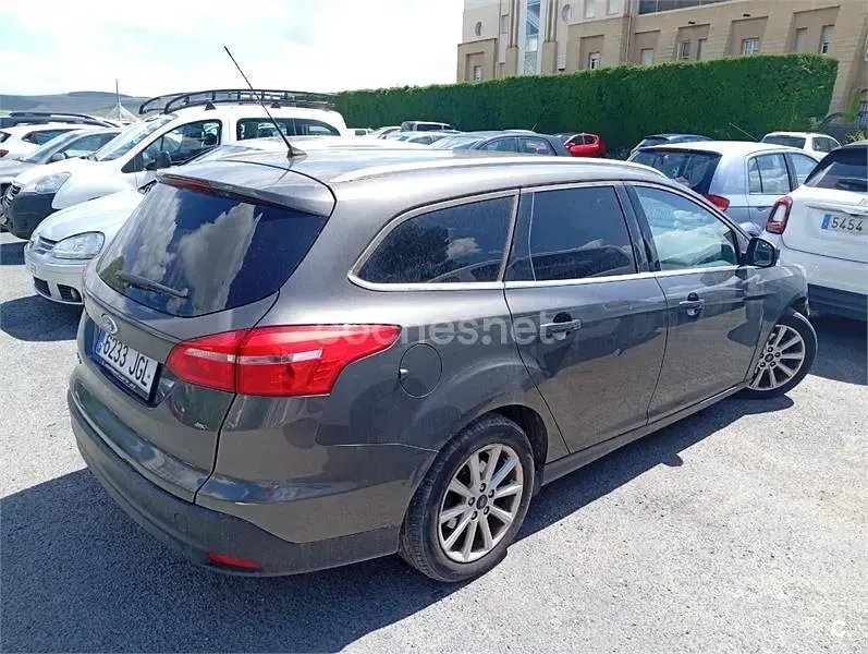 Usado Ford Focus Titanium 120 CV (88 kW) 2015 Gris / plata Familiar