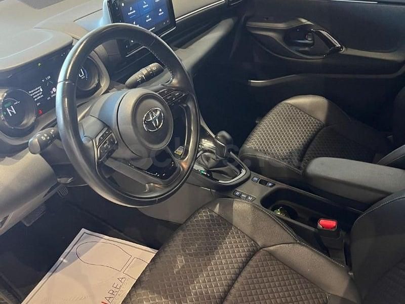 Usado Toyota Yaris Hybrid Plus 116 CV (85 kW) 2022 Blanco Berlina