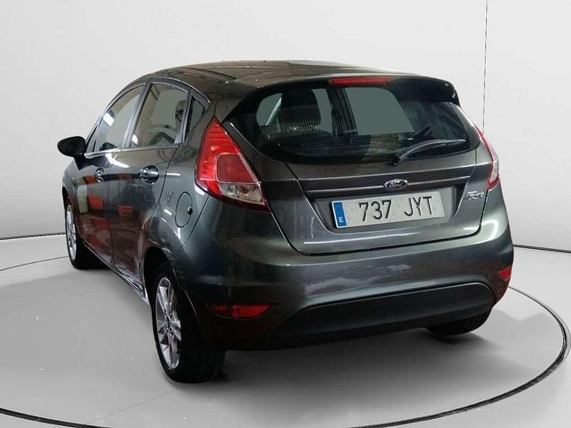 Usado Ford Fiesta Trend 83 CV (61 kW) 2017 Gris Utilitario