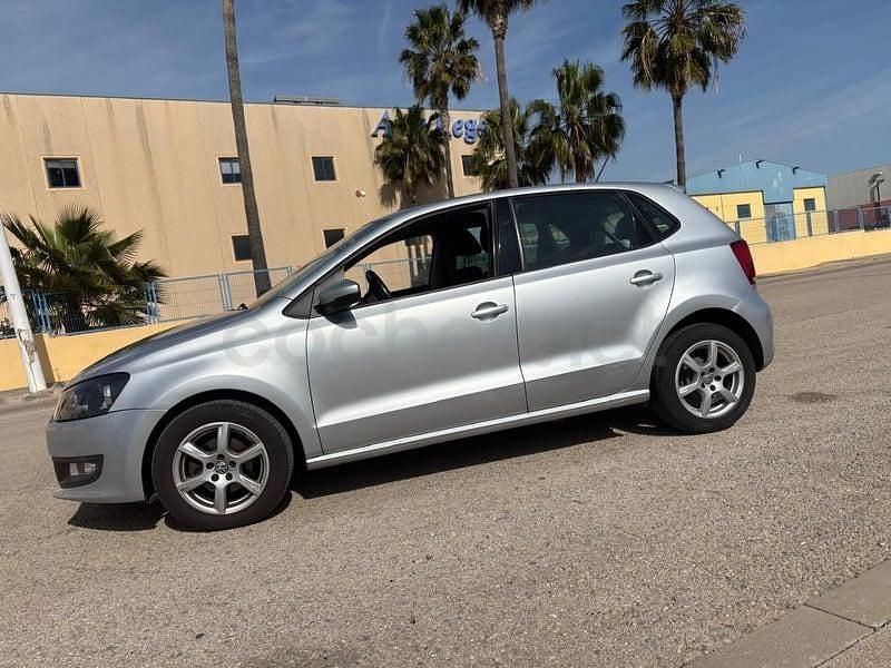 Usado VW Polo Advance 75 CV (55 kW) 2014 Gris / plata Berlina