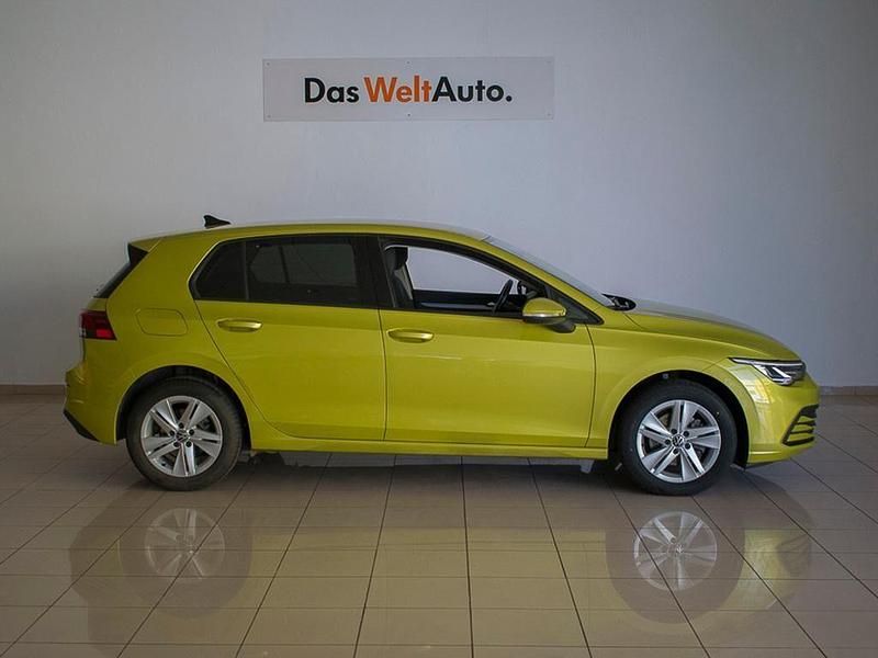 Usado VW Golf VIII Life 130 CV (95 kW) 2020 Verde Berlina