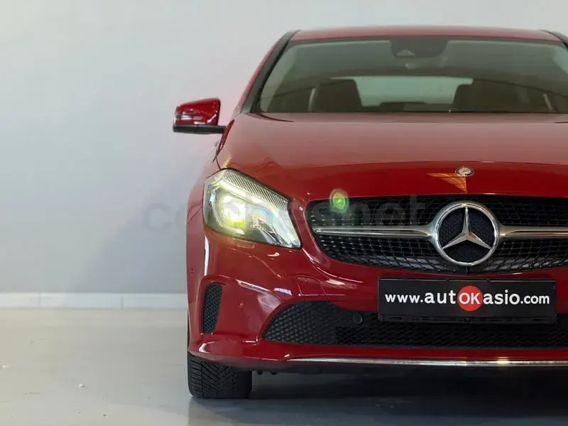 Usado Mercedes A180 Urban 122 CV (89 kW) 2016 Rojo Berlina