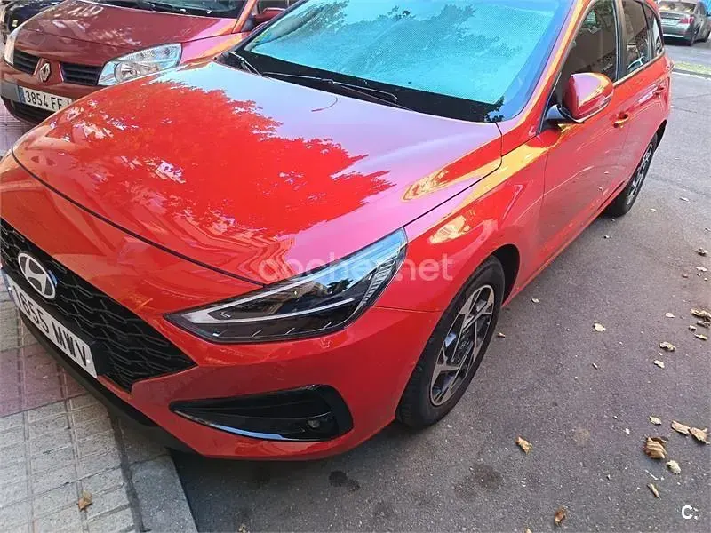 Usado Hyundai i30 120 CV (88 kW) 2024 Rojo Familiar