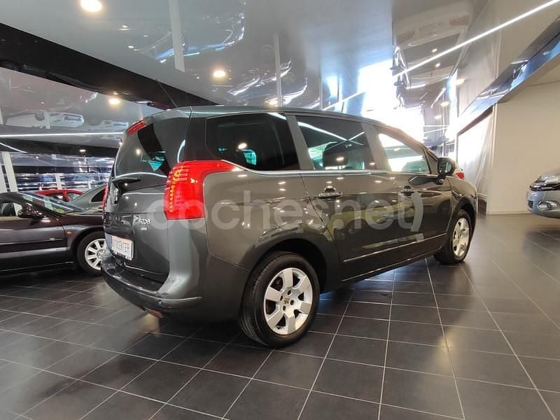 Usado Peugeot 5008 Allure 112 CV (82 kW) 2012 Gris / plata Monovolumen