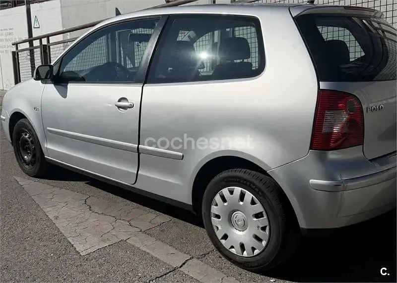 Usado VW Polo Highline 100 CV (73 kW) 2004 Gris / plata Utilitario