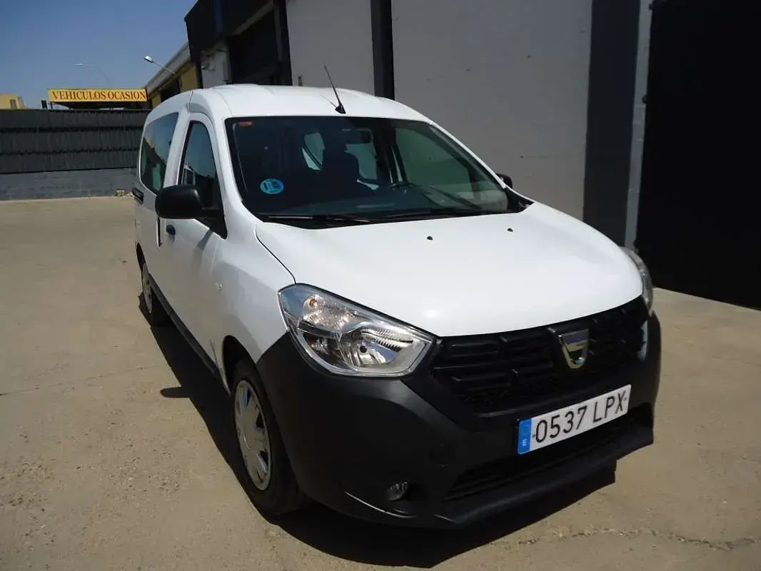Usado Dacia Dokker Essentiel 109 CV (80 kW) 2021 Blanco Monovolumen