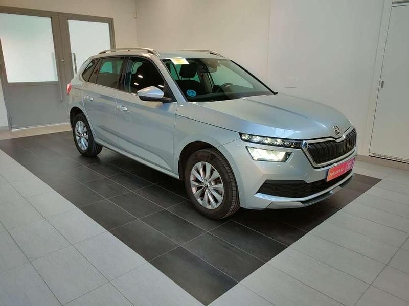 Usado Skoda Kamiq Ambition 110 CV (80 kW) 2022 Plateado SUV
