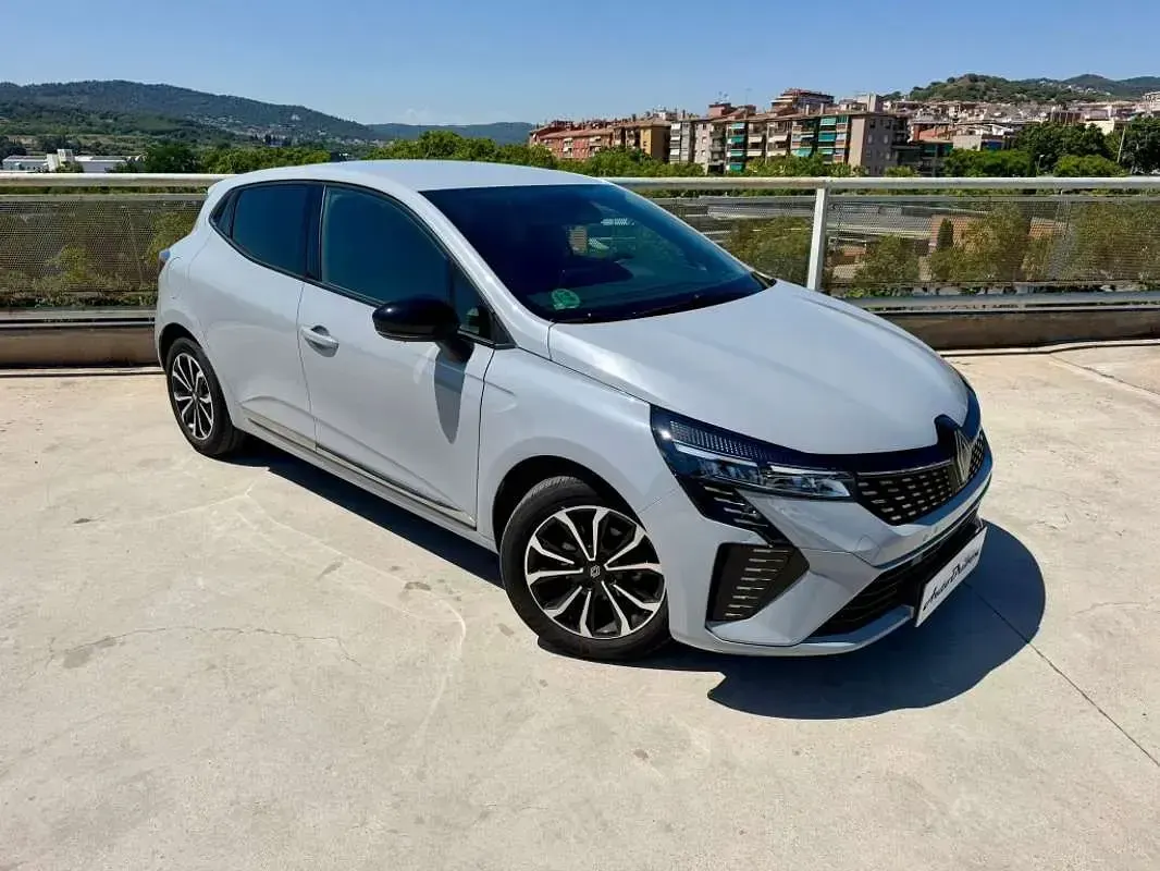 Usado Renault Clio Techno 91 CV (66 kW) 2025 Gris Utilitario