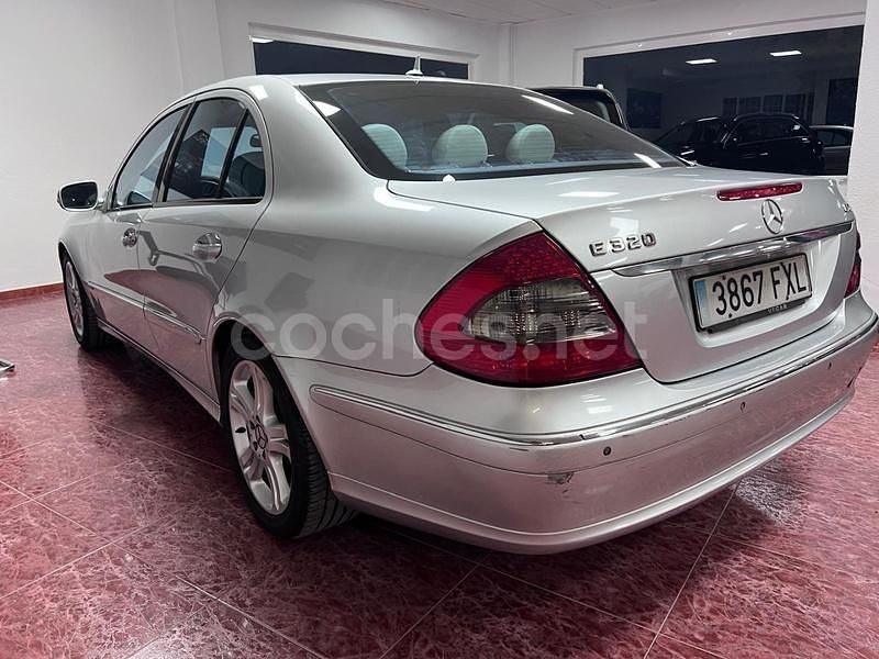 Usado Mercedes E320 Avantgarde 224 CV (164 kW) 2007 Gris / plata Berlina