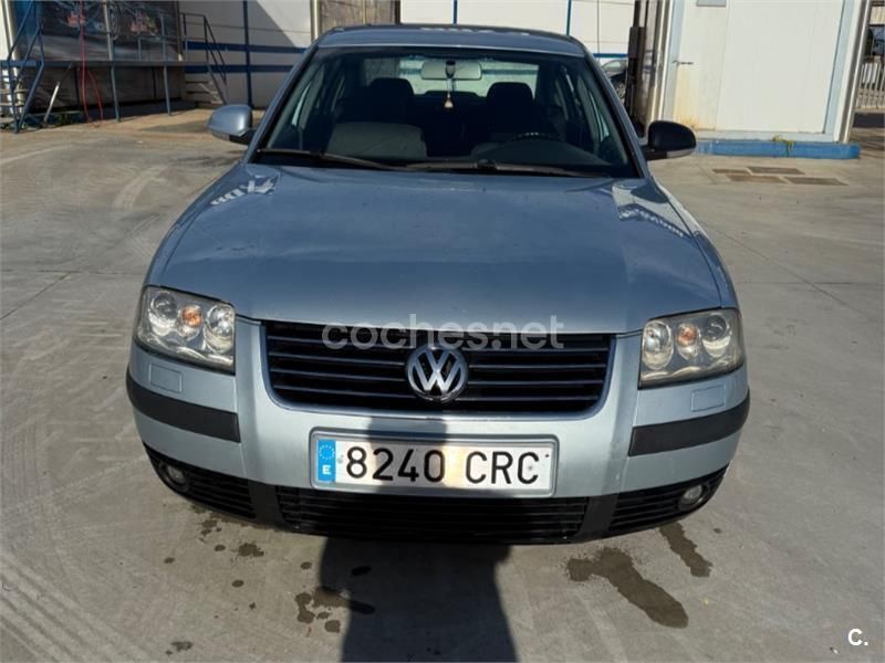 Azul Usado 2004 VW Passat Highline Berlina | 2600 € (Precio justo) - Imagen 1/4