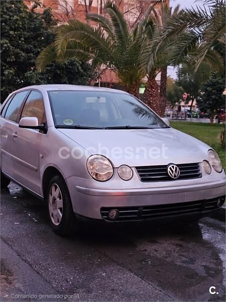 Usado VW Polo Trendline 75 CV (55 kW) 2003 Gris / plata Berlina