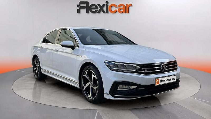 Blanco Usado 2021 VW Passat R-line Berlina | 22.990 € (Un poco caro) - Imagen 1/4