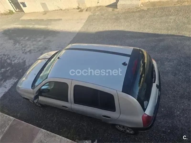 Usado Renault Clio 60 CV (44 kW) 2000 Gris / plata Berlina