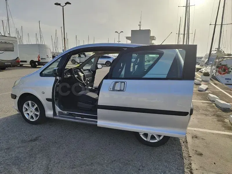 Usado Peugeot 1007 75 CV (55 kW) 2005 Gris / plata Monovolumen