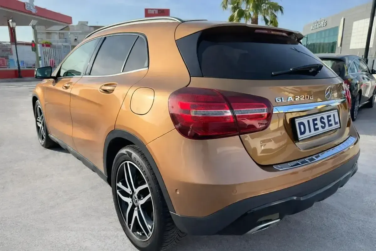 Usado Mercedes GLA220 177 CV (130 kW) 2018 Naranja SUV