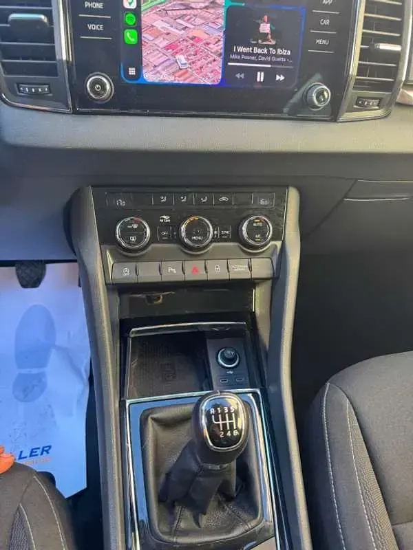 Usado Skoda Karoq Ambition 116 CV (85 kW) 2023 Gris SUV