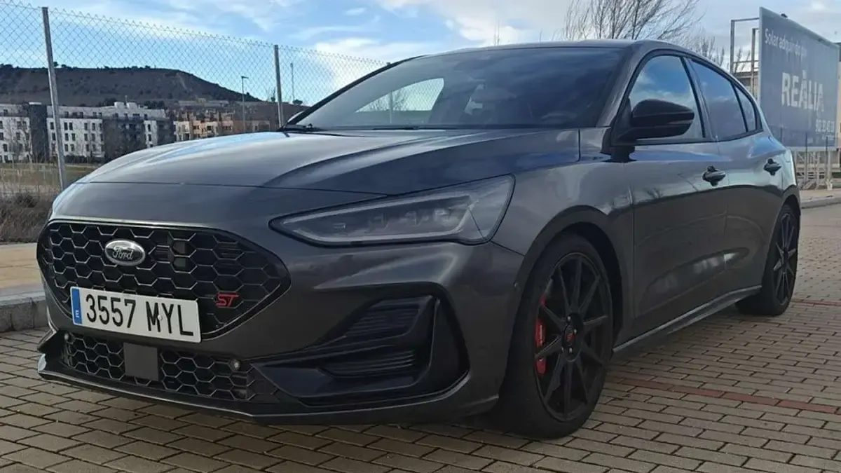 Käytetty Ford Focus ST 280 HP (205 kW) 2025 Harmaa Sedan