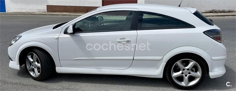 Blanco Usado 2011 Opel Astra GTC Sport Berlina | 5500 € (Precio justo) - Imagen 1/4