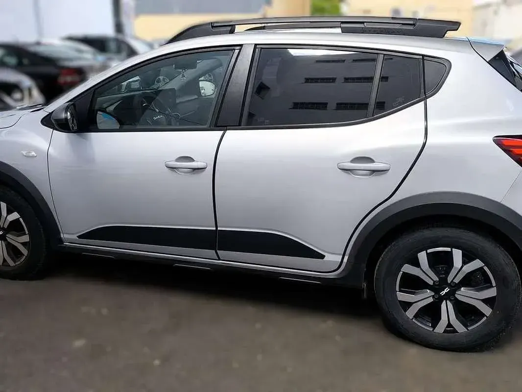 Usado Dacia Sandero Expression 101 CV (74 kW) 2023 Gris Utilitario