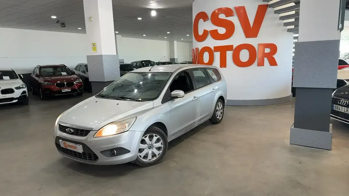 Usado Ford Focus Ghia 109 CV (80 kW) 2011 Gris Utilitario