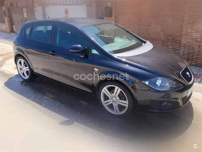 Usado Seat Leon Reference 125 CV (91 kW) 2010 Negro Utilitario