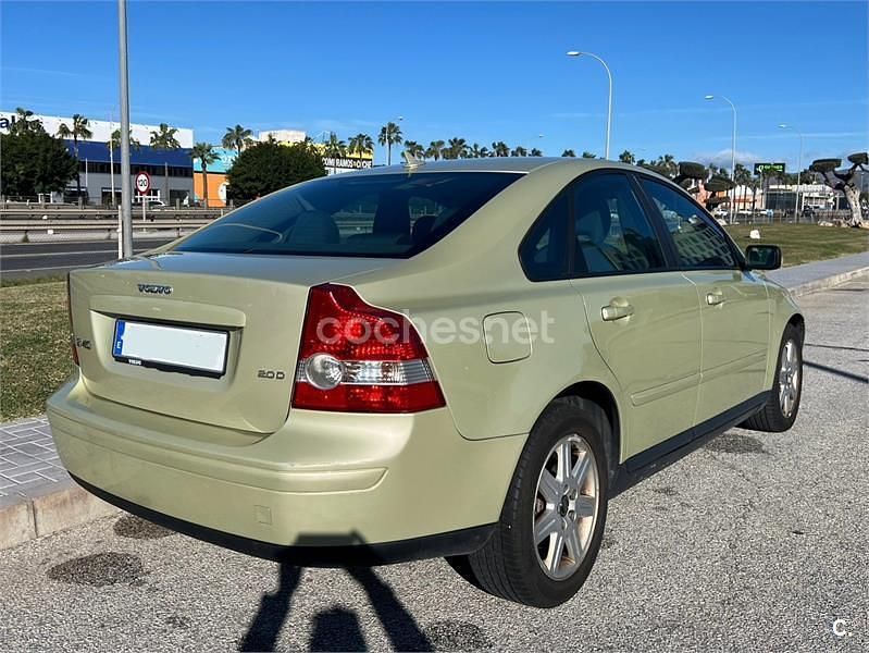 Usado Volvo S40 Momentum 136 CV (100 kW) 2005 Gris / plata Berlina