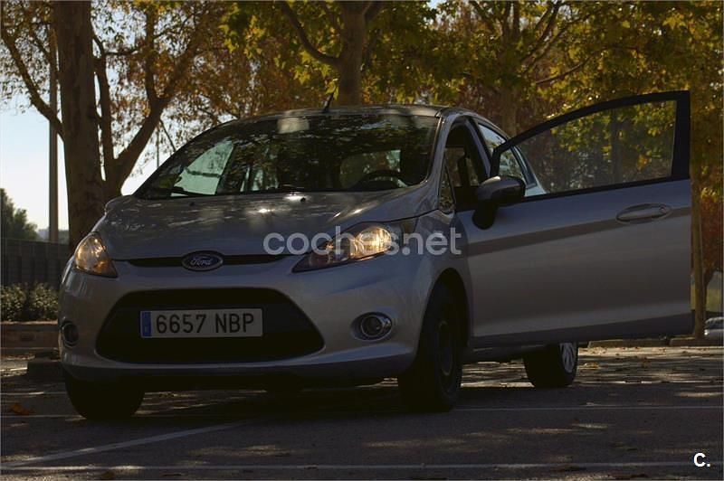 Gris / plata Usado 2012 Ford Fiesta Trend Berlina | 3900 € (Precio justo) - Imagen 1/4