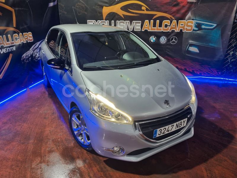 Gris / plata Usado 2015 Peugeot 208 Allure Utilitario | 5999 € (Super precio) - Imagen 1/4