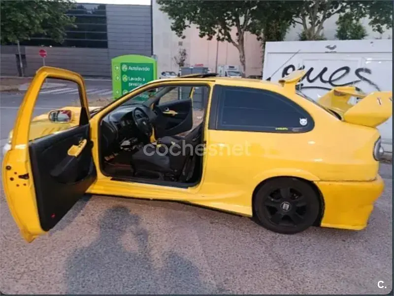 Usado Seat Cordoba Sport 110 CV (80 kW) 2000 Amarillo Berlina