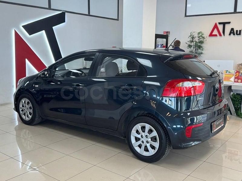 Usado Kia Rio 84 CV (61 kW) 2016 Negro Utilitario