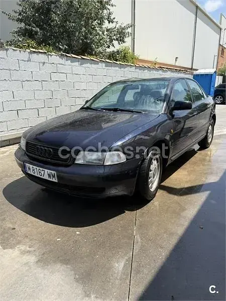 Usado Audi A4 125 CV (91 kW) 1998 Azul Berlina