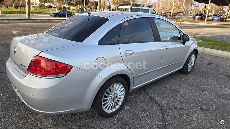 Usado Fiat Linea Dynamic 120 CV (88 kW) 2008 Gris / plata Berlina