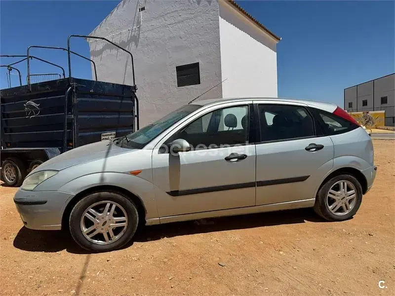 Usado Ford Focus Trend 100 CV (73 kW) 2003 Gris / plata Berlina