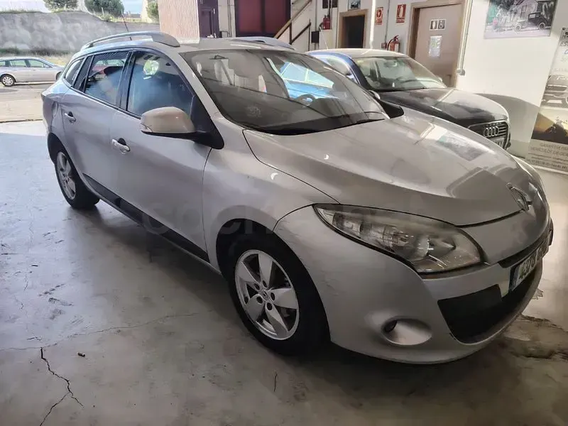 Usado Renault Mégane Dynamique 105 CV (77 kW) 2010 Gris / plata Berlina