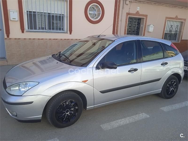 Usado Ford Focus Trend 100 CV (73 kW) 2003 Gris / plata Berlina