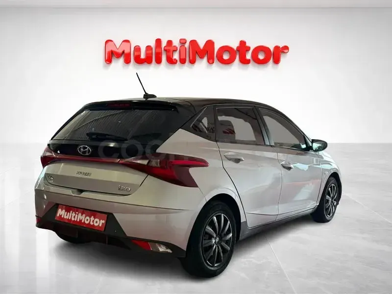 Usado Hyundai i20 84 CV (61 kW) 2022 Gris / plata Utilitario