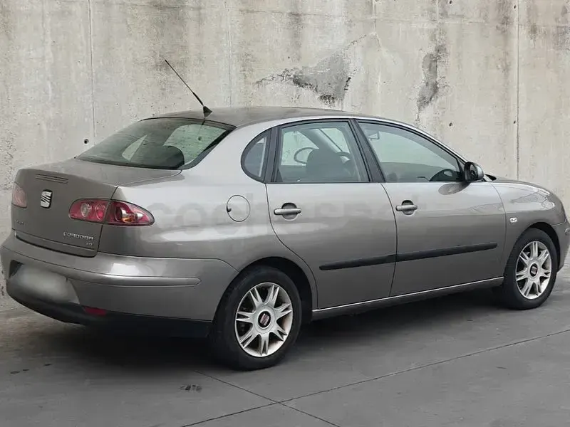 Usado Seat Cordoba Sport 100 CV (73 kW) 2003 Gris / plata Berlina