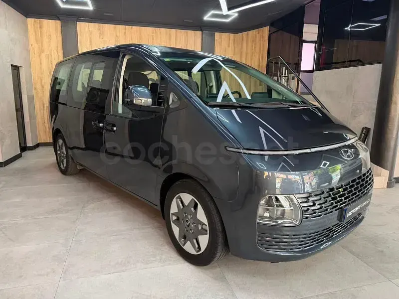 Usado Hyundai Staria 177 CV (130 kW) 2022 Gris / plata Monovolumen