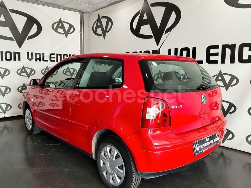 Usado VW Polo Match 64 CV (47 kW) 2004 Rojo Berlina