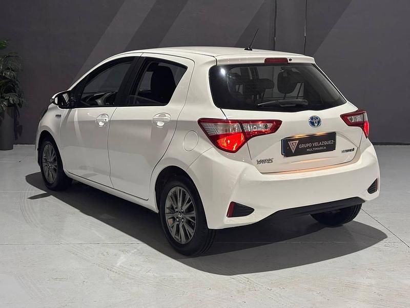 Usado Toyota Yaris Hybrid Active 100 CV (73 kW) 2020 Blanco Berlina