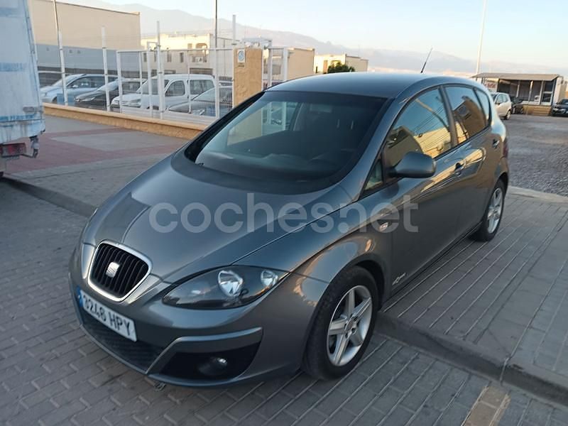 Usado Seat Altea Reference 105 CV (77 kW) 2013 Gris / plata Monovolumen
