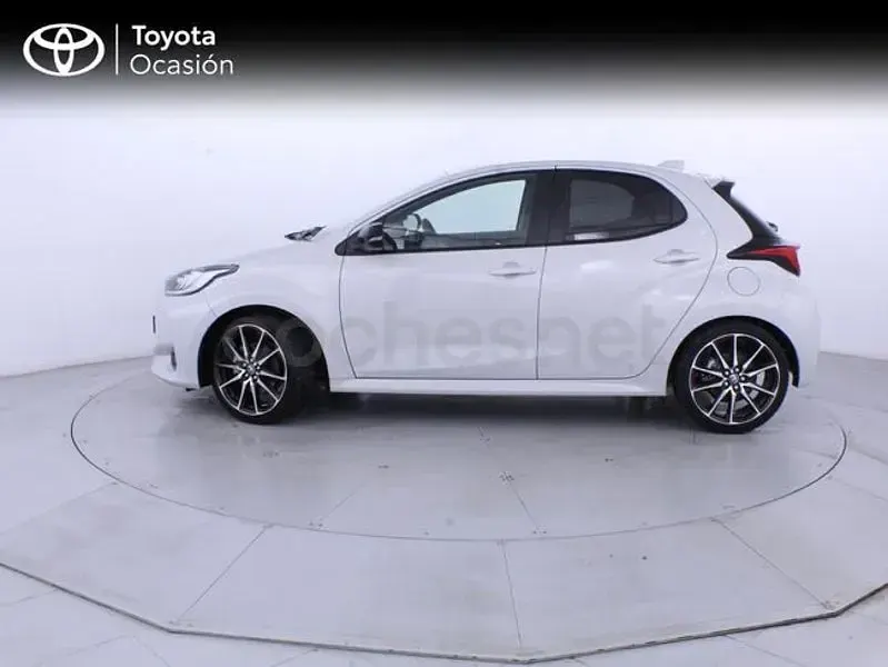 Usado Toyota Yaris Hybrid Sport 116 CV (85 kW) 2024 Gris / plata Berlina