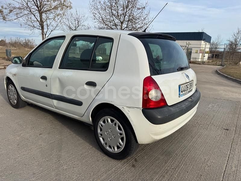 Usado Renault Clio II 65 CV (47 kW) 2005 Blanco Berlina