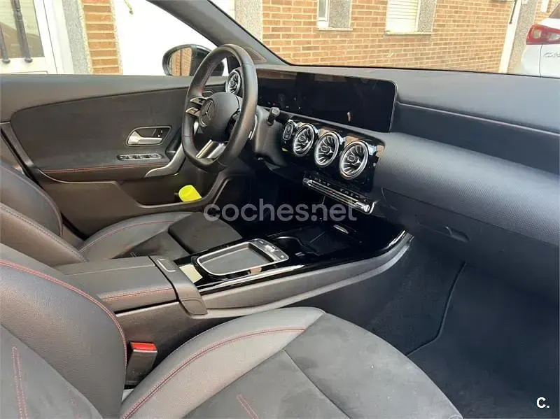 Usado Mercedes A180 116 CV (85 kW) 2024 Gris / plata Berlina