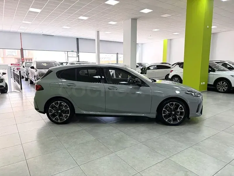 Usado BMW 120 Sport Line 170 CV (125 kW) 2025 Gris / plata Utilitario
