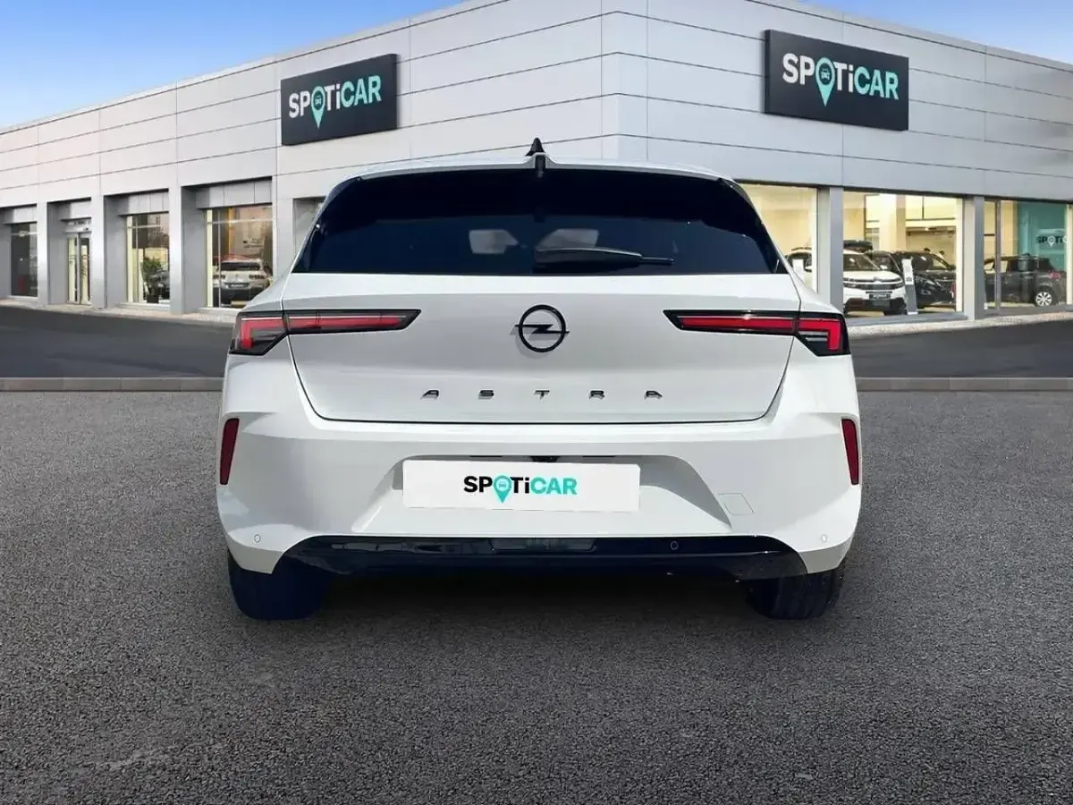 Usado Opel Astra 130 CV (95 kW) 2023 Blanco Berlina