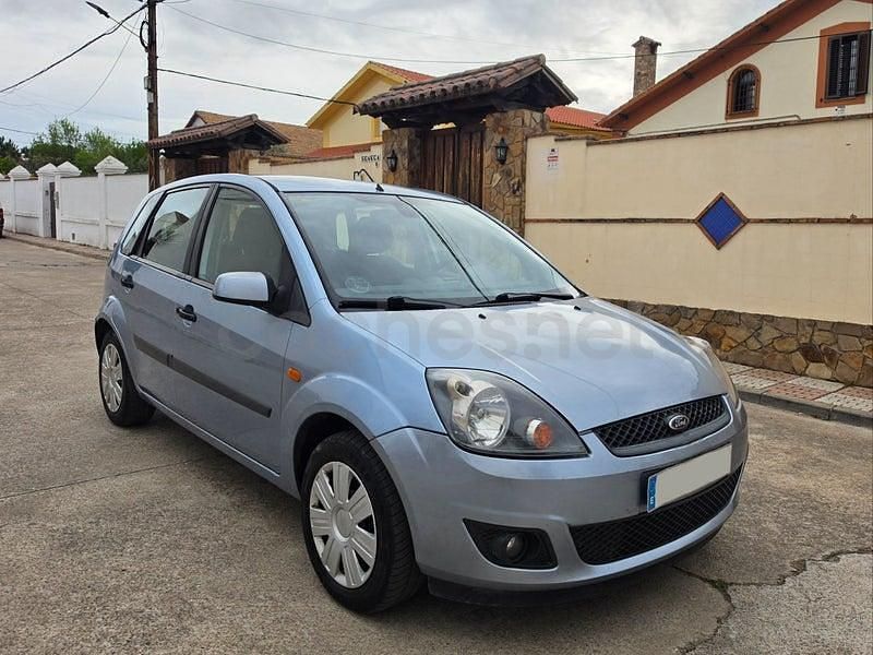 Usado Ford Fiesta 90 CV (66 kW) 2007 Azul Utilitario