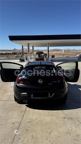 Usado Opel Astra GTC Sportive 140 CV (102 kW) 2016 Negro Berlina