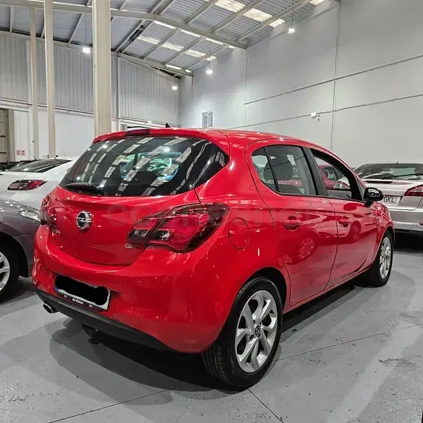 Usado Opel Corsa Selective 95 CV (69 kW) 2015 Rojo Utilitario