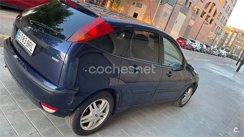Usado Ford Focus Ambiente 100 CV (73 kW) 2001 Azul Berlina